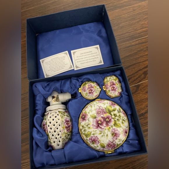 Sorelle Fine Porcelain Set - Picture 1 of 10